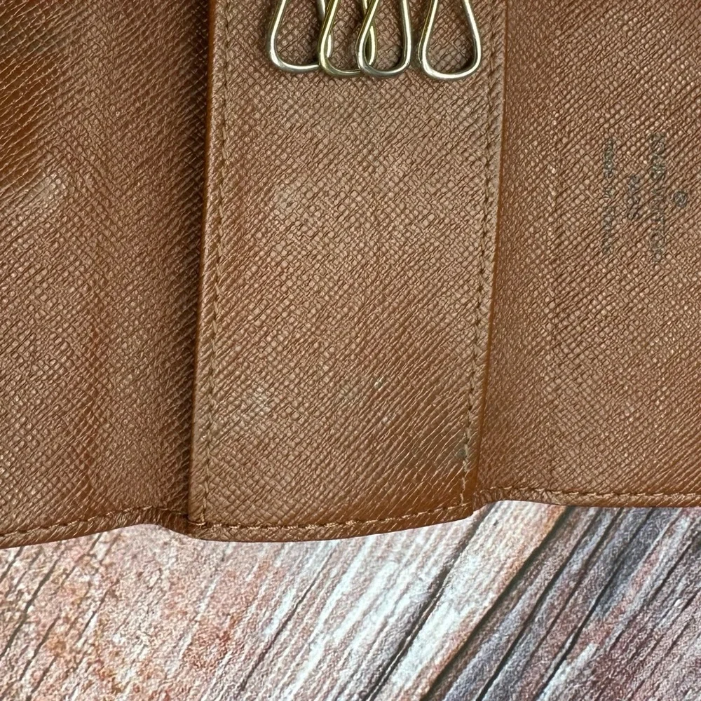 LOUIS VUITTON | Monogram Leather 4 Ring Key Holder - Picture 9 of 13